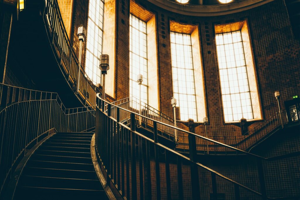 How To Decorate A Stairwell